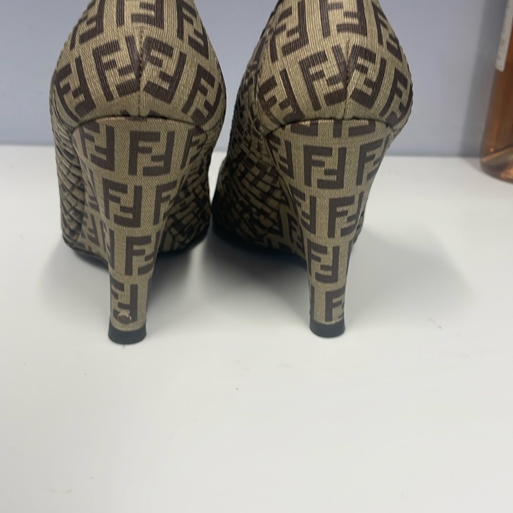 FENDI Women's Black and Tan Pumps. Size 5 - Picture 3 of 11